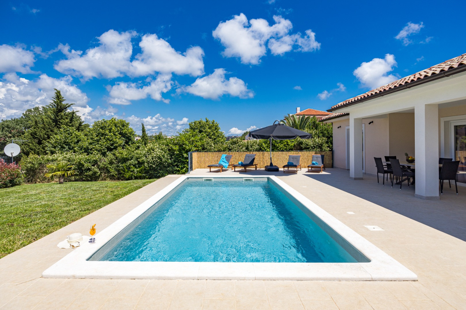Beautiful villa with private heated pool and Jacuzzi - hot tub - Enjoy a charming vacation in elegant tranquility, Villa Maris with Pool - Medulin, Istria, Croatia Medulin