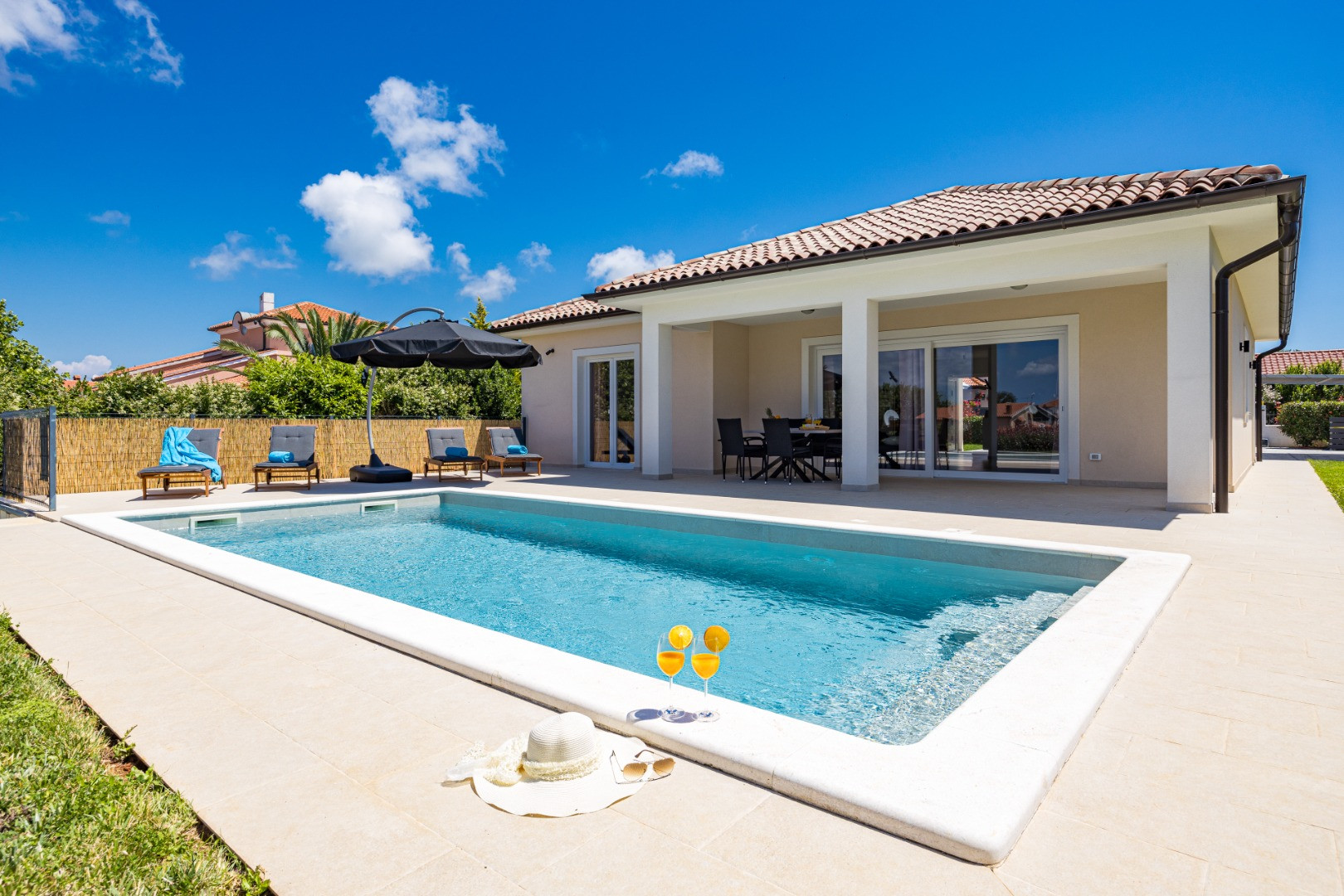 Beautiful villa with private heated pool and Jacuzzi - hot tub - Enjoy a charming vacation in elegant tranquility, Villa Maris with Pool - Medulin, Istria, Croatia Medulin