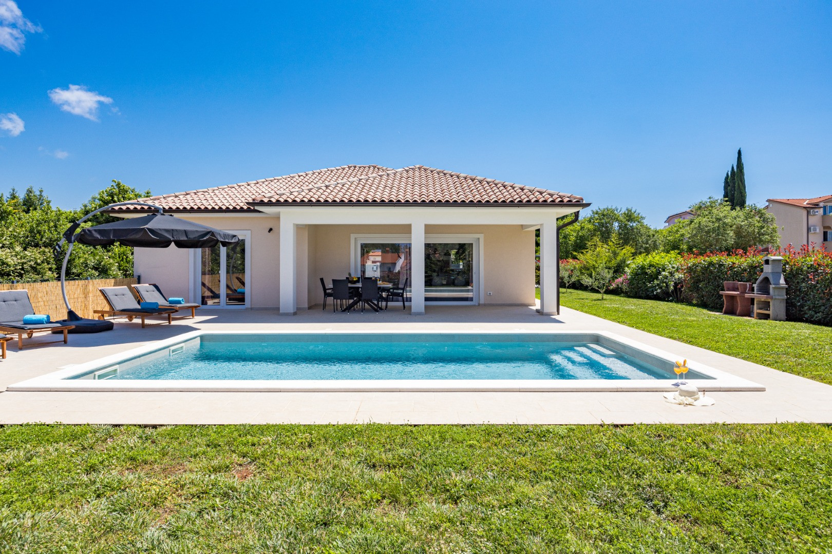 Beautiful villa with private heated pool and Jacuzzi - hot tub - Enjoy a charming vacation in elegant tranquility, Villa Maris with Pool - Medulin, Istria, Croatia Medulin