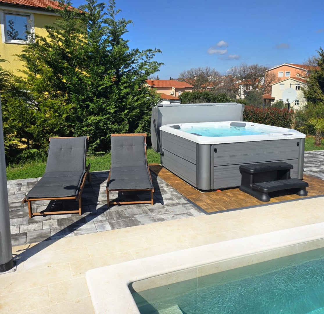 Beautiful villa with private heated pool and Jacuzzi - hot tub - Enjoy a charming vacation in elegant tranquility, Villa Maris with Pool - Medulin, Istria, Croatia Medulin